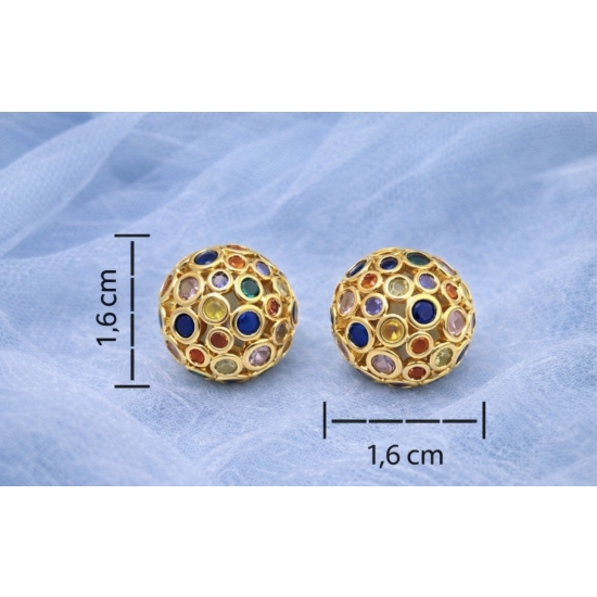 Eleganckie kolczyki w formie złotych kulek z kolorowymi kamieniami – klasyka w luksusowym, biżuteryjnym wydaniu.